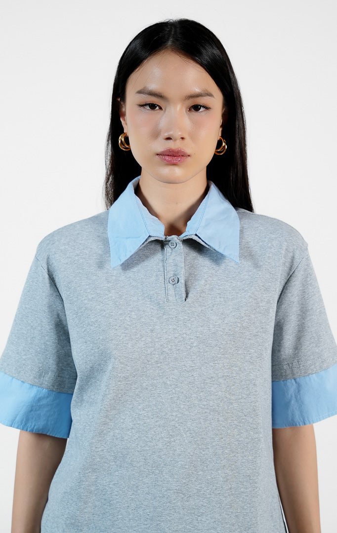 Pakaian wanita model atasan kaos polo lengan pendek katun dengan detail lapisan dalam kontras (layered short-sleeve polo shirt) warna abu-abu Harriet Top untuk gaya kasual modern.