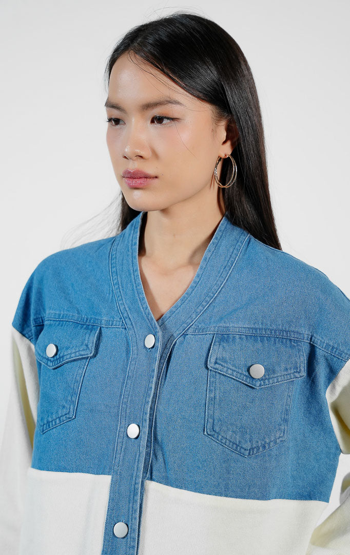Pakaian wanita model cardigan rajut lengan panjang model kerah V kombinasi warna kontras (colorblock v-neck knit cardigan) warna ivory dan denim dengan kancing depan Ilvera Cardigan untuk gaya kasual yang trendi.