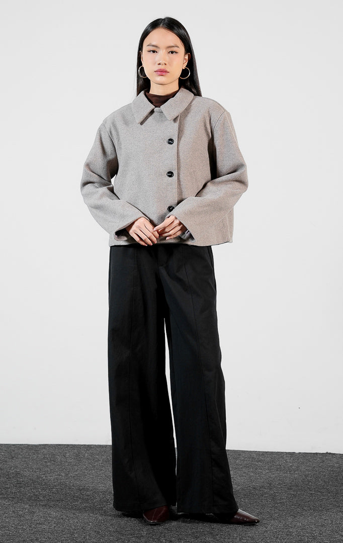 Pakaian wanita model outer jaket bahan felt tekstur lembut kerah lebar warna taupe (taupe felted spread collar outer) Ilyana Outer untuk gaya kasual modern yang rapi.