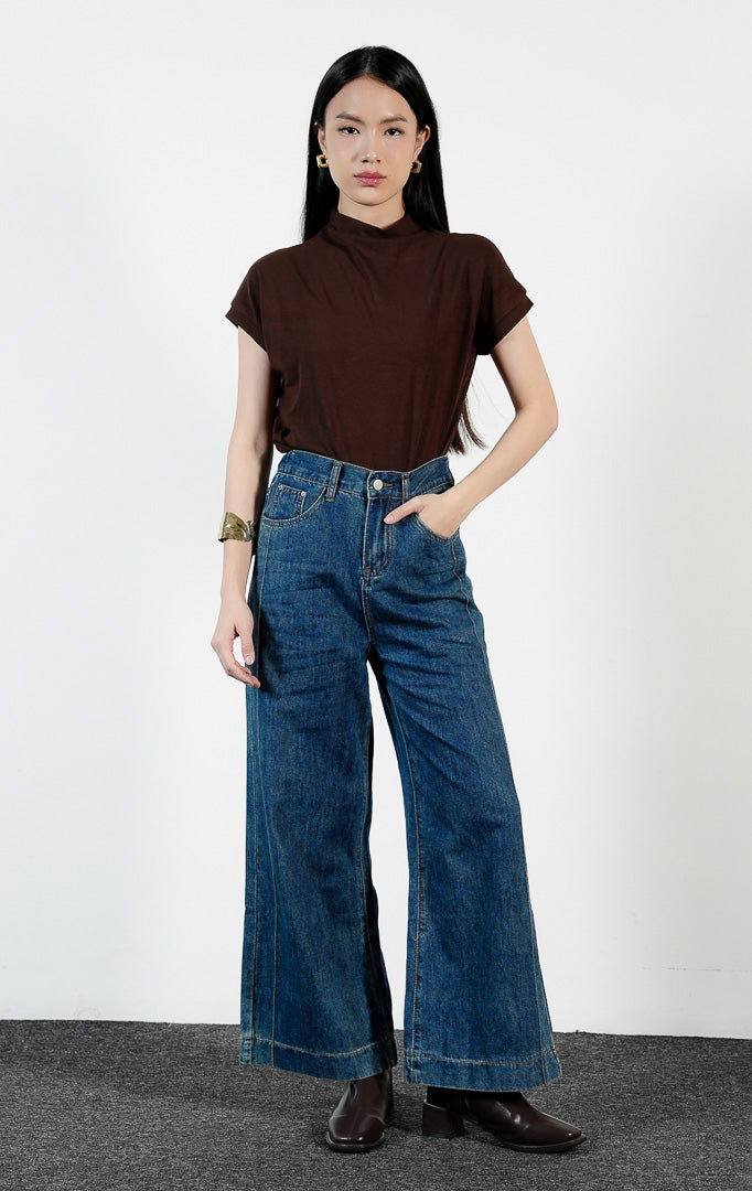 Bawahan wanita model celana panjang denim potongan lurus dan melebar (dark denim classic straight wide-leg pants) Julius Pants dengan tampilan kasual yang elegan.