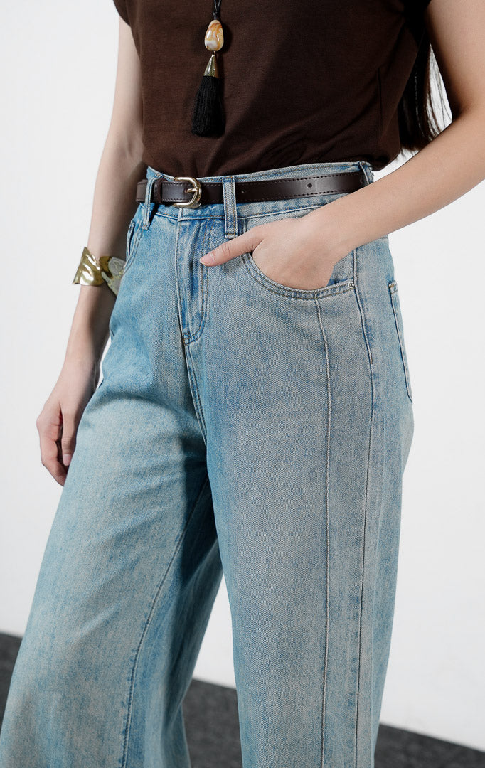 Bawahan wanita model celana panjang denim potongan lurus dan melebar (light denim classic straight wide-leg pants) Julius Pants dengan tampilan kasual yang cerah dan elegan.
