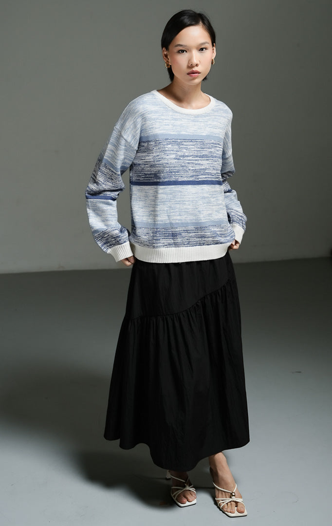 Atasan wanita model sweater rajut lengan panjang motif space-dye dan colorblock warna biru (blue space-dye colorblock knit sweater) Junia Sweater dengan tampilan kasual yang berdimensi.
