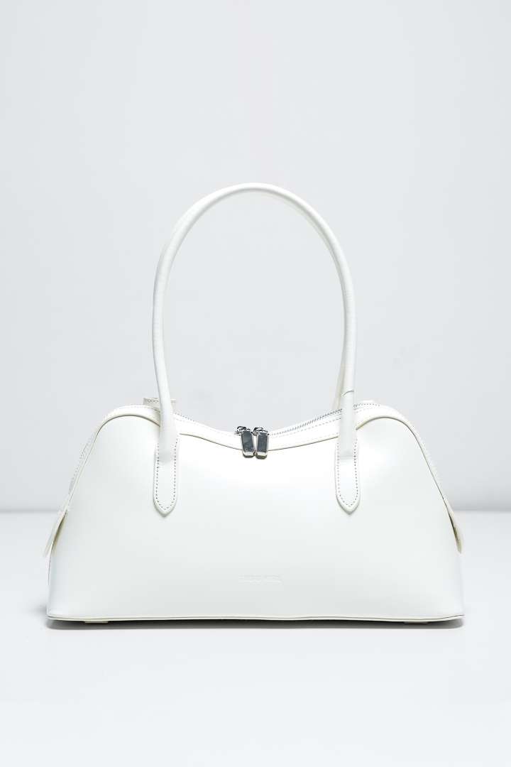 Tas wanita model bahu siluet memanjang east-west bahan kulit halus warna ivory (ivory east-west smooth leather shoulder bag) Kahlia Bag dengan pegangan tubular yang khas dan modis.