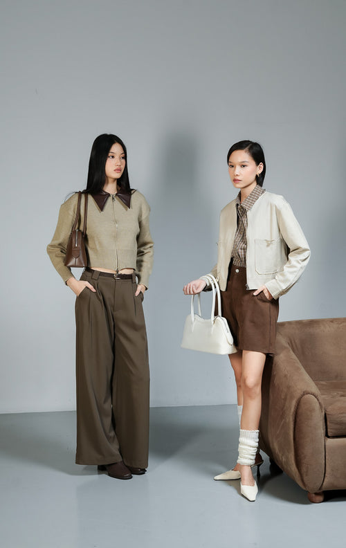 Outerwear wanita model jaket rajut warna khaki dengan aksen kerah bahan kulit sintetis (khaki knit faux-leather collar jacket) Kamaria Jacket yang memberikan sentuhan gaya klasik modern.