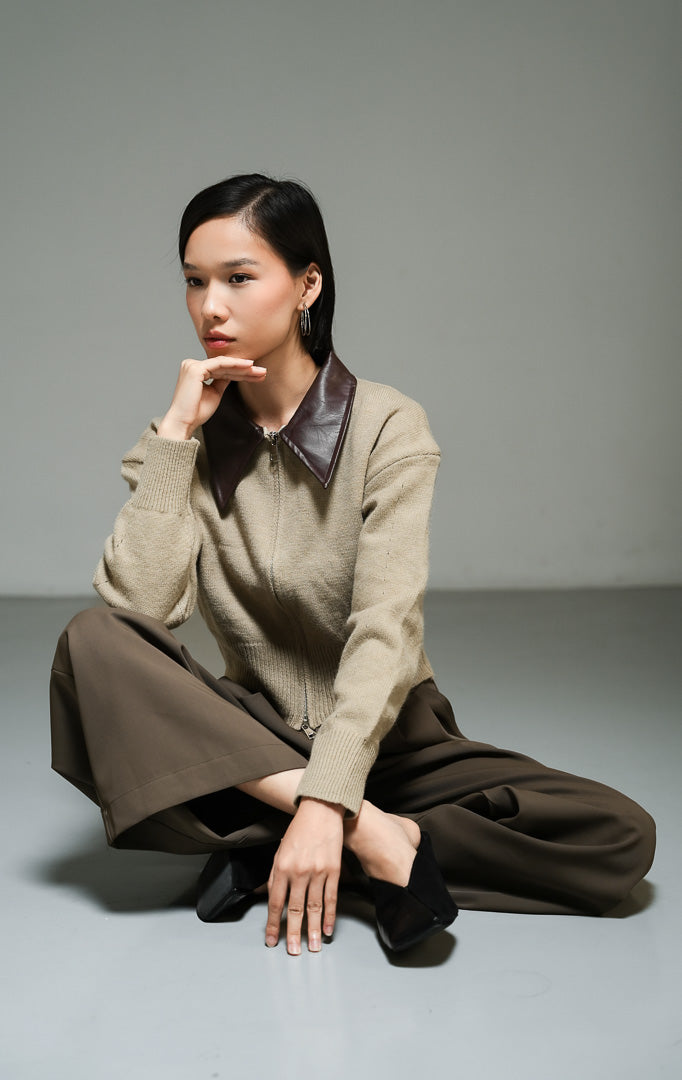 Outerwear wanita model jaket rajut warna khaki dengan aksen kerah bahan kulit sintetis (khaki knit faux-leather collar jacket) Kamaria Jacket yang memberikan sentuhan gaya klasik modern.