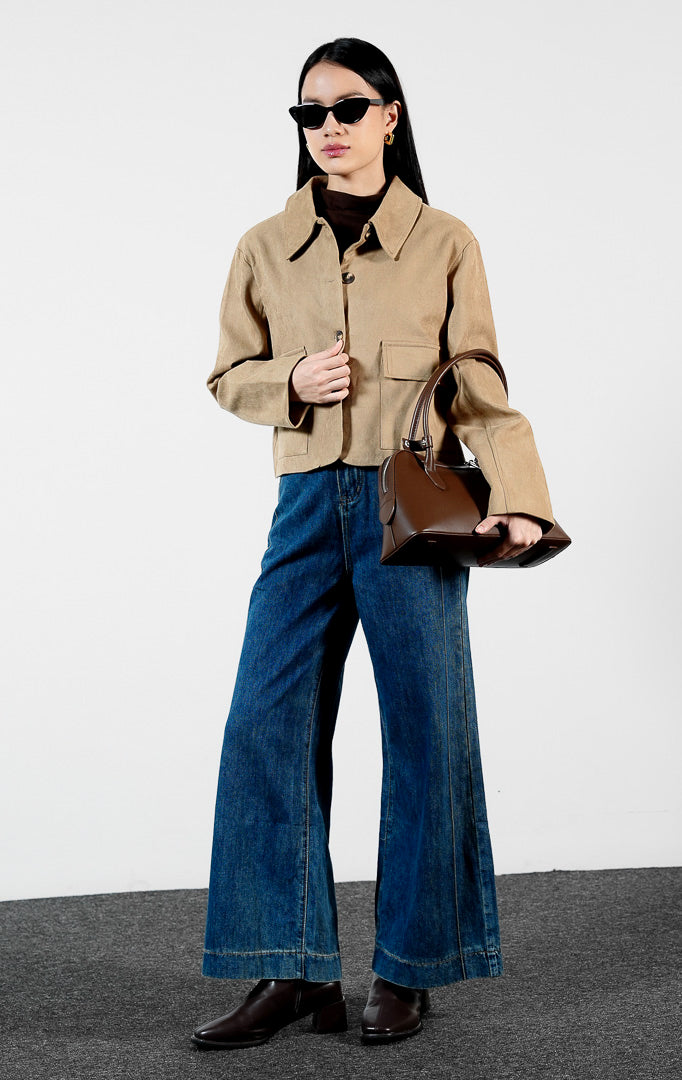 Pakaian wanita model jaket tekstur suede lengan panjang warna cokelat muda (light brown suede texture jacket) Koraline Jacket untuk gaya kasual yang mewah dan rapi.