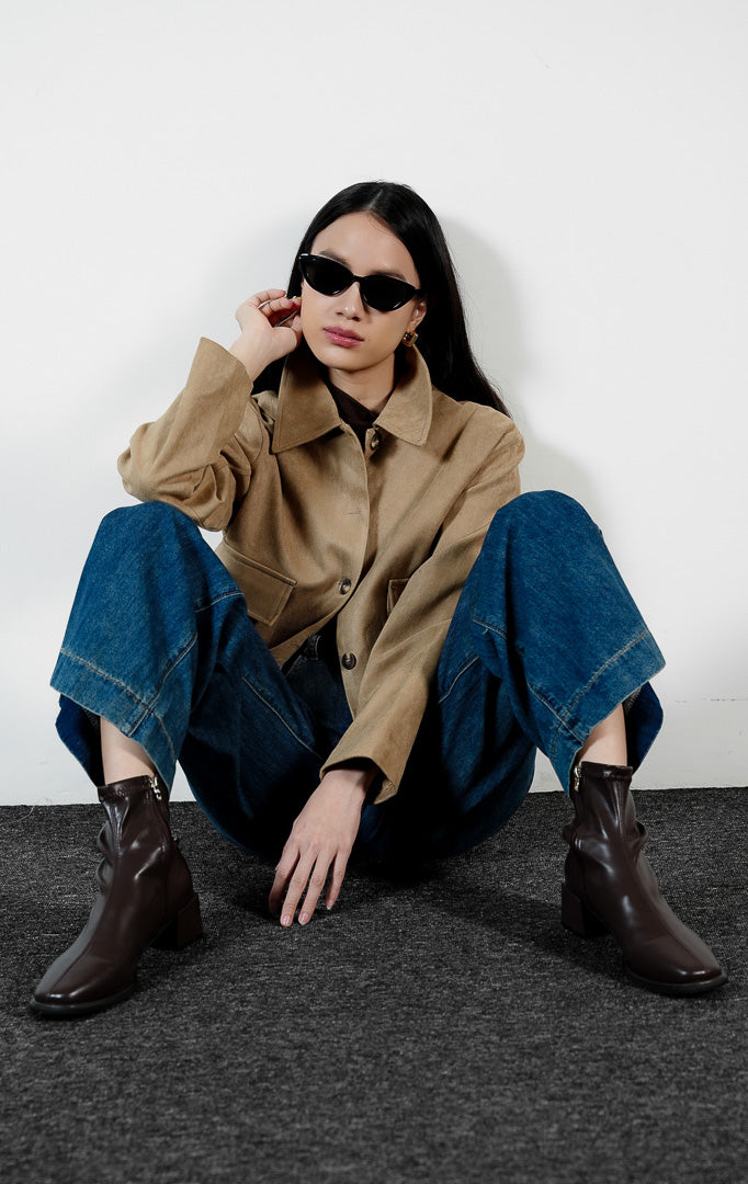 Pakaian wanita model jaket tekstur suede lengan panjang warna cokelat muda (light brown suede texture jacket) Koraline Jacket untuk gaya kasual yang mewah dan rapi.