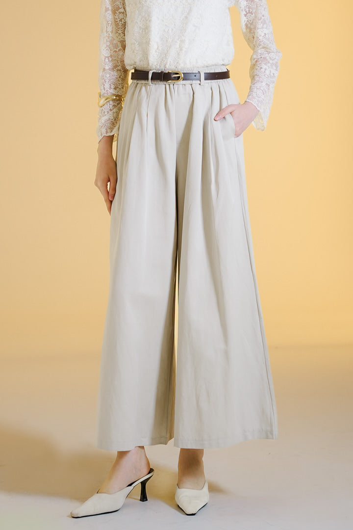 Pakaian wanita model celana kulot lebar bahan katun twill dengan pinggang karet elastis (relaxed wide-leg cotton twill pants) warna khaki Lando Pants untuk gaya kasual modern.