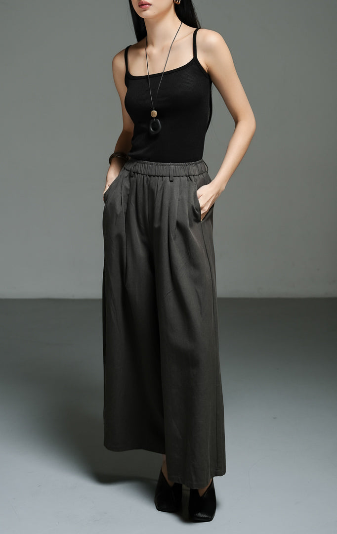 Celana panjang wanita model wide-leg longgar warna abu-abu tua (dark grey relaxed wide leg pants) Lando Pants dengan bahan katun twill berkualitas, pinggang karet yang nyaman, serta saku samping fungsional.