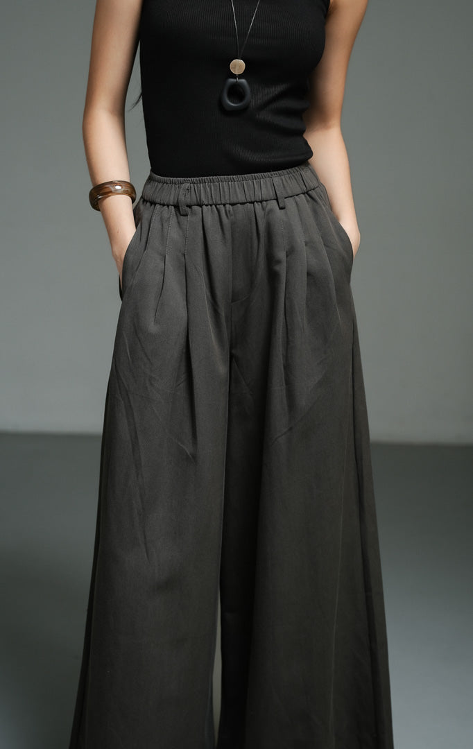 Celana panjang wanita model wide-leg longgar warna abu-abu tua (dark grey relaxed wide leg pants) Lando Pants dengan bahan katun twill berkualitas, pinggang karet yang nyaman, serta saku samping fungsional.