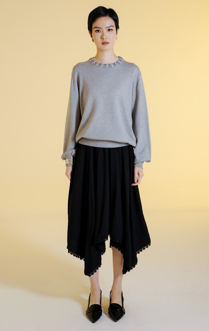 Pakaian hangat wanita model sweter rajut lengan panjang dengan hiasan manik-manik di bagian kerah bulat (beaded neckline knit sweater) warna abu-abu Luella Sweater untuk gaya kasual elegan.