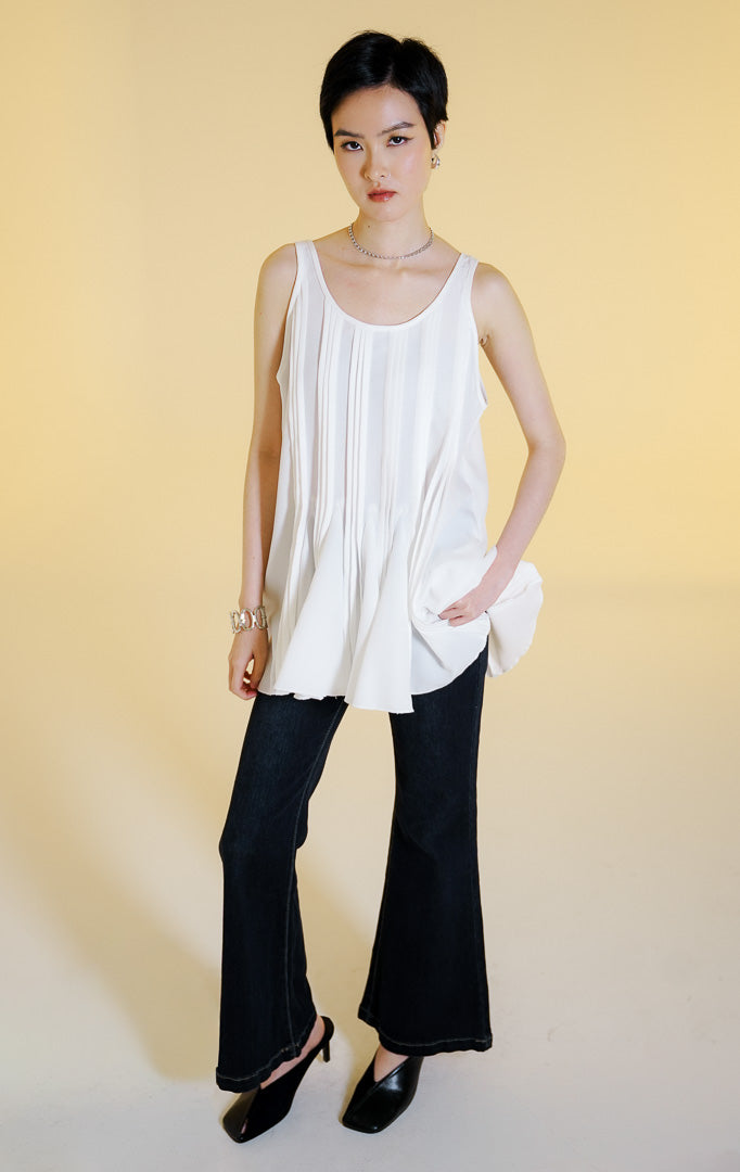 Pakaian wanita model atasan tanpa lengan kerah bulat dengan detail lipit di bagian depan dan potongan mengembang (pintuck flared sleeveless top) warna putih Luneth Top untuk gaya kasual anggun.