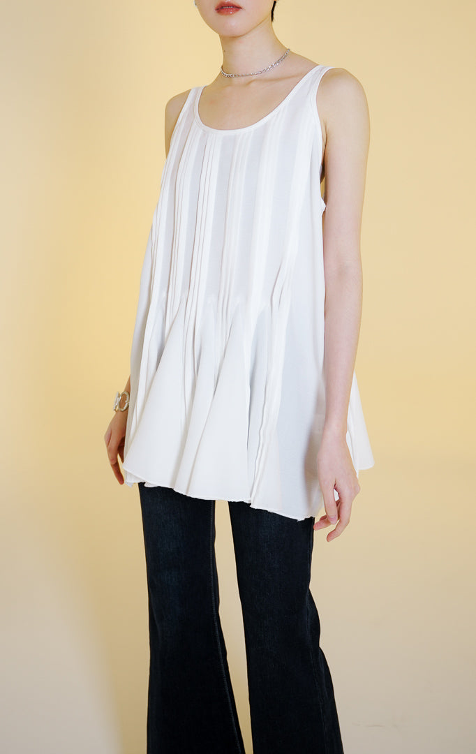 Pakaian wanita model atasan tanpa lengan kerah bulat dengan detail lipit di bagian depan dan potongan mengembang (pintuck flared sleeveless top) warna putih Luneth Top untuk gaya kasual anggun.