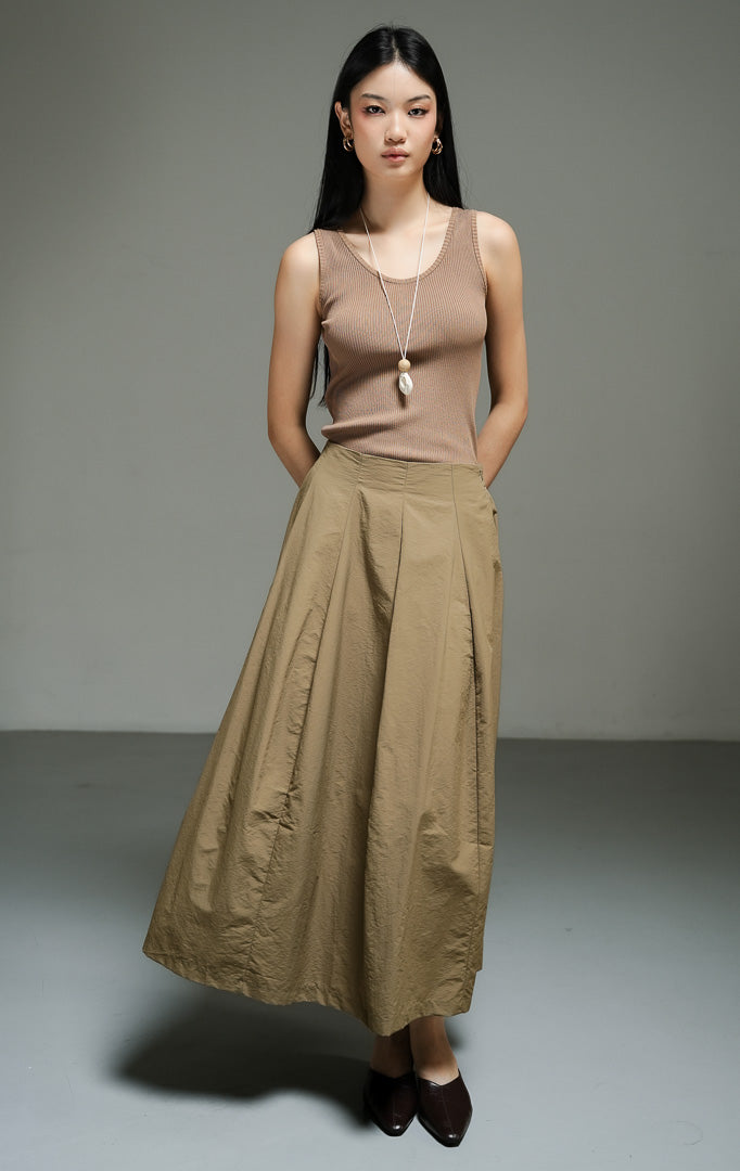 Rok panjang wanita model A-line warna hijau olive (olive parachute a-line skirt) Lyanna Skirt dengan bahan nilon parasut ringan, siluet bervolume dinamis, serta sentuhan gaya utilitas yang modern.
