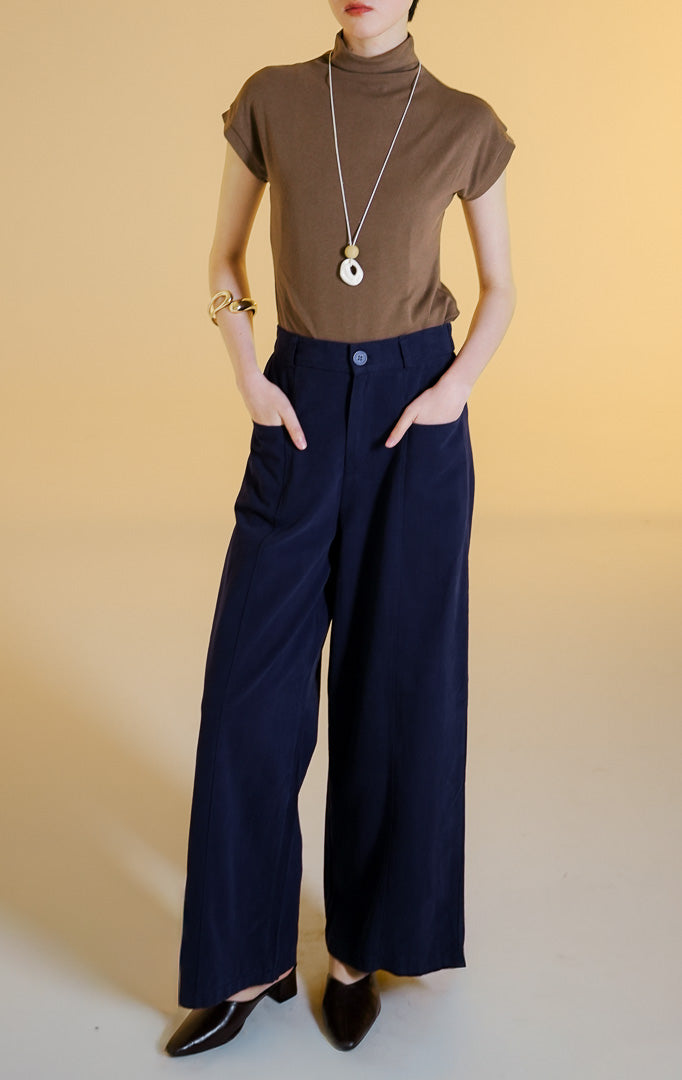 Pakaian bawahan wanita model celana panjang pinggang tinggi bahan katun twill terstruktur dengan kantong samping (high waist cotton twill pants) warna navy Madden Pants untuk gaya kantor dan kasual anggun.