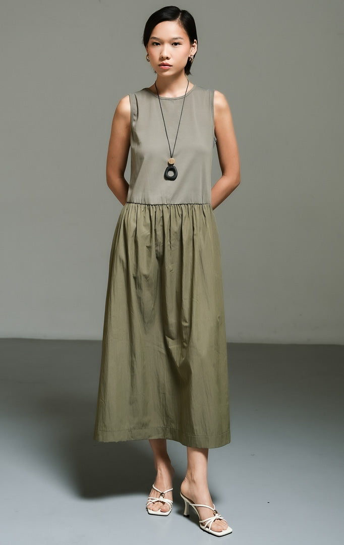 Dress wanita tanpa lengan kombinasi warna hijau olive (olive contrast-texture sleeveless dress) Maevera Dress dengan atasan bahan jersey elastis, rok kain crinkle berkerut yang anggun, serta potongan leher bulat yang kasual.