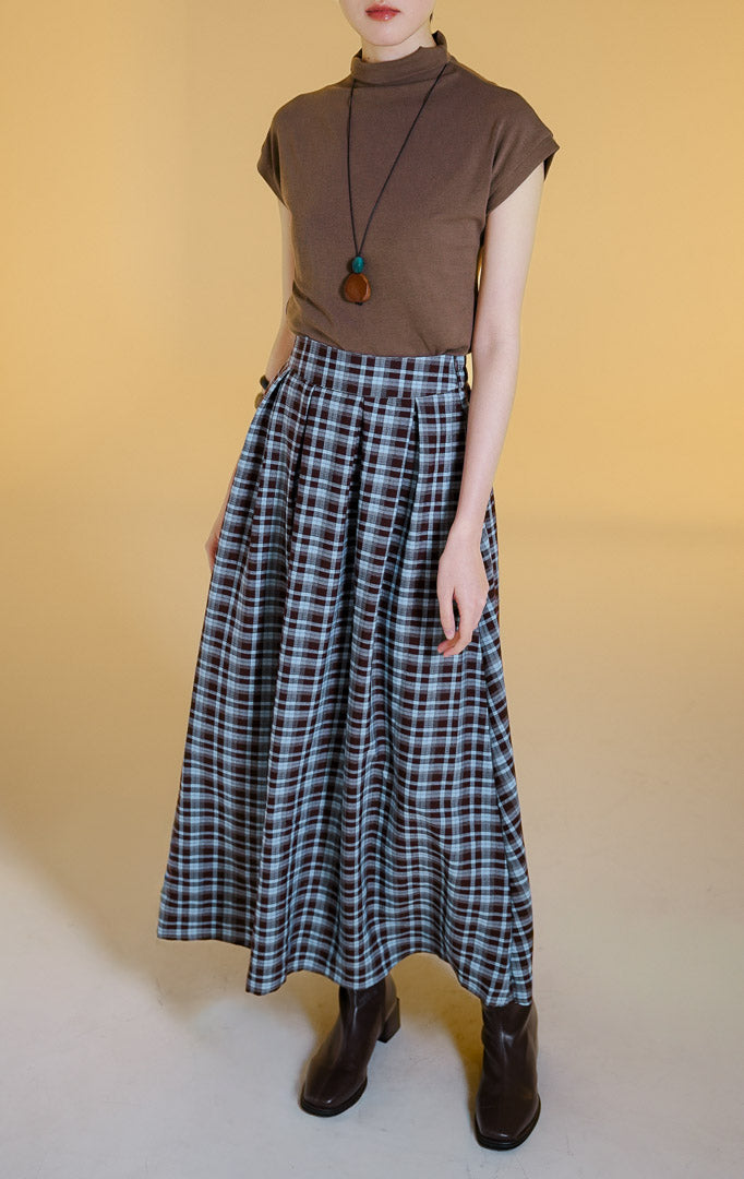 Pakaian wanita model rok panjang maxi mekar dengan motif kotak-kotak klasik (flared tartan maxi skirt) warna cokelat Milana Skirt untuk gaya kasual anggun nan elegan.