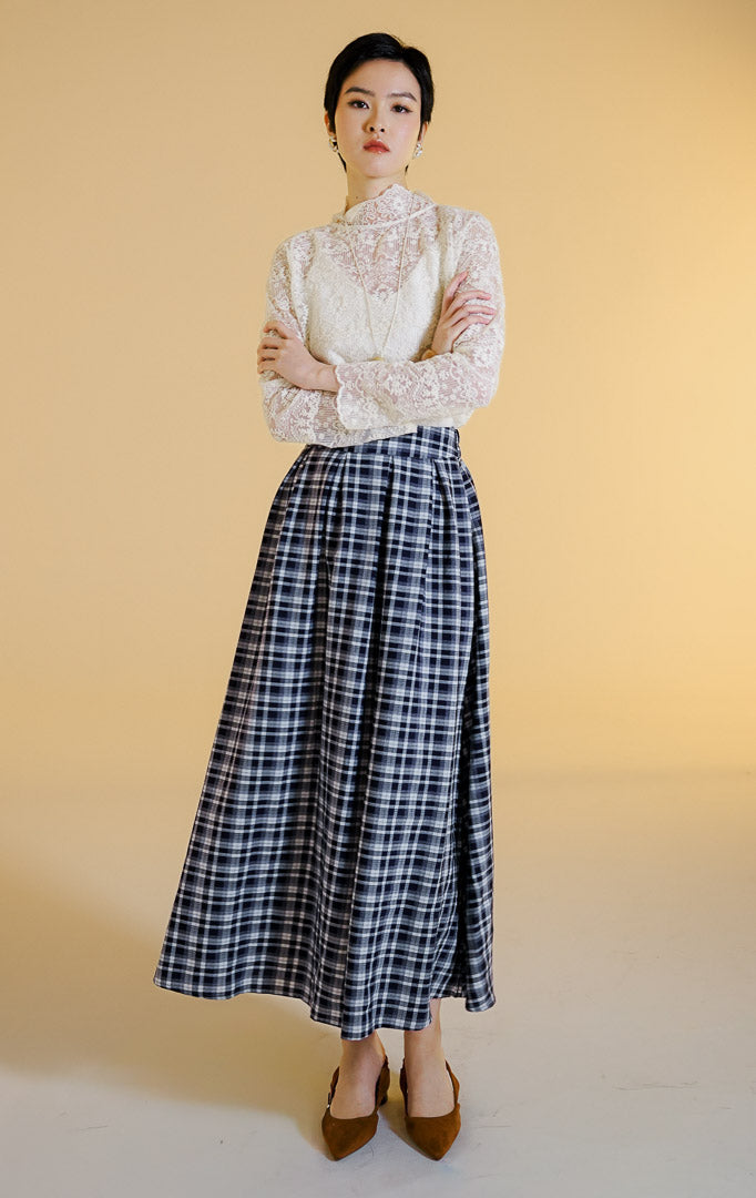 Pakaian wanita model rok panjang maxi mekar dengan motif kotak-kotak klasik (flared tartan maxi skirt) warna navy Milana Skirt untuk gaya kasual anggun nan elegan.