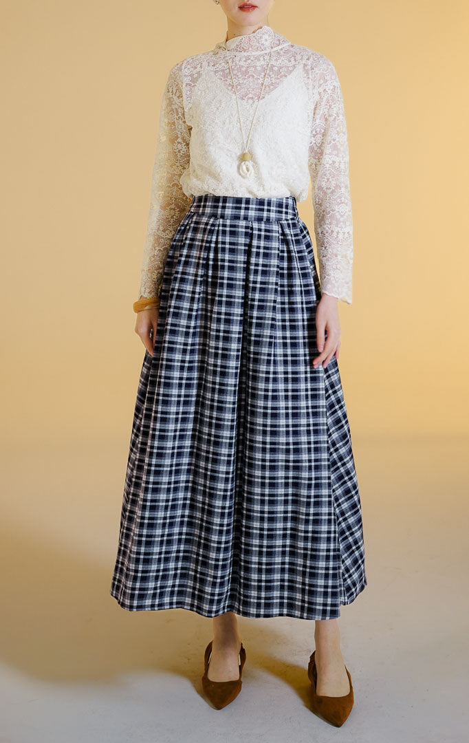 Pakaian wanita model rok panjang maxi mekar dengan motif kotak-kotak klasik (flared tartan maxi skirt) warna navy Milana Skirt untuk gaya kasual anggun nan elegan.