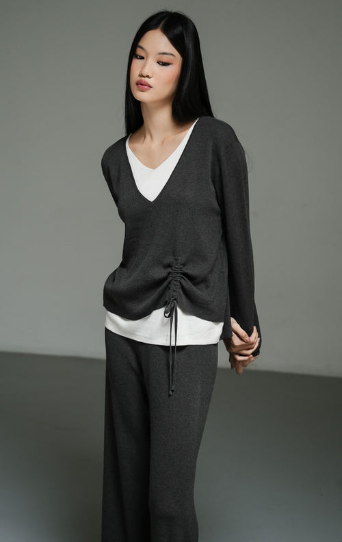 Setelan rajut wanita (layered knit set) Millicent Set terdiri dari atasan lengan panjang model layered-look dengan aksen serut dan celana panjang serasi berbahan rajut lembut yang elastis dan nyaman.