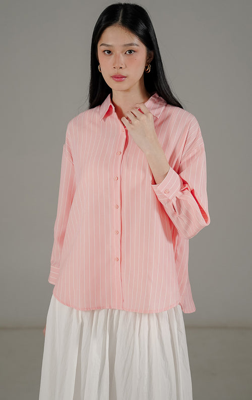 Nerisse Top Pink Peach dari This Is April, kemeja motif salur vertikal warna merah muda peach dengan potongan drop shoulder.