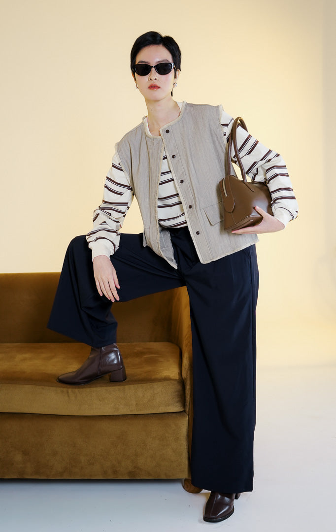Pakaian rompi wanita tanpa lengan bahan katun berkerah bulat dengan kancing depan dan detail pinggiran serabut (raw edge trim cotton vest) warna khaki Noralise Vest untuk gaya kantor dan kasual anggun.