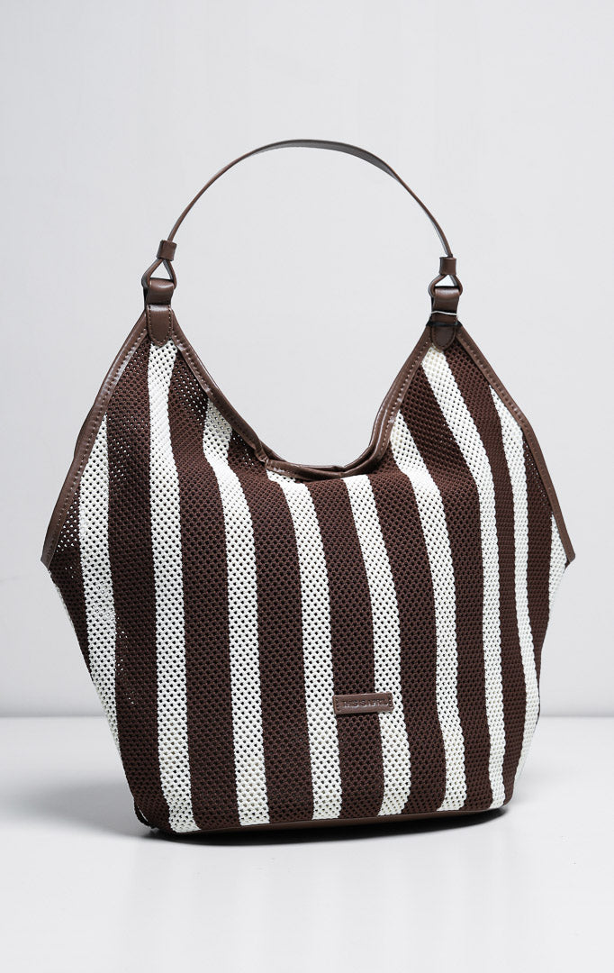 as wanita model hobo bag bahan rajut jaring motif garis warna cokelat dan putih (brown striped open-knit mesh hobo bag) Odessa Bag dengan detail tali pegangan yang nyaman dan elegan