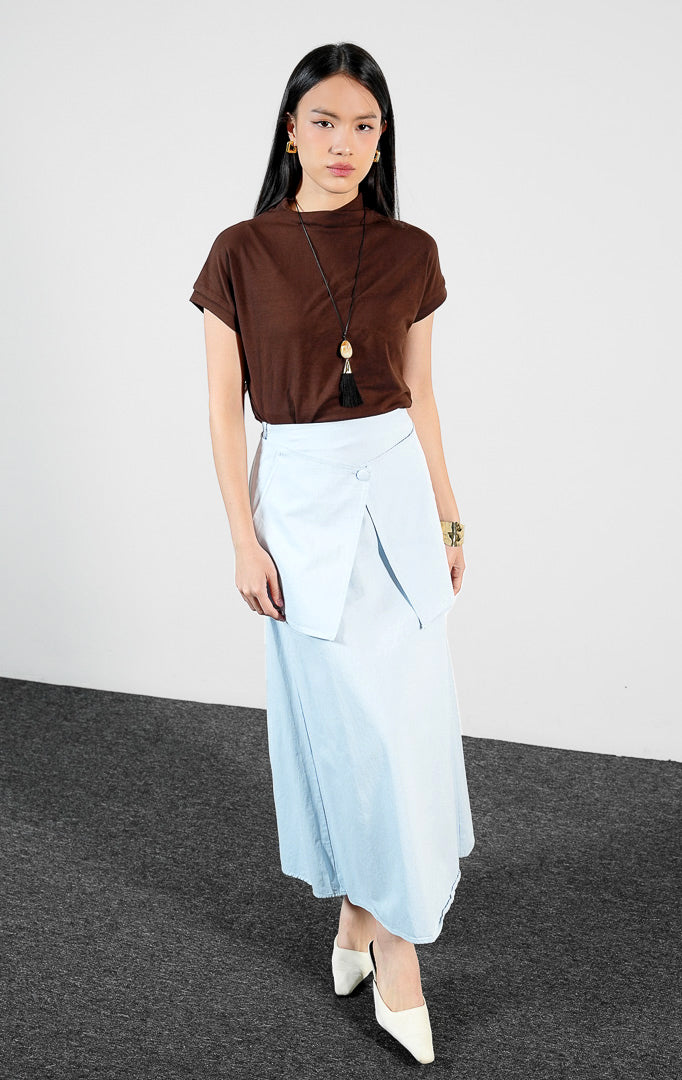 Bawahan wanita model rok panjang maksi katun potongan bias-cut siluet A-line warna biru muda (light blue bias-cut cotton a-line maxi skirt) Odetta Skirt dengan gaya feminin yang menawan.