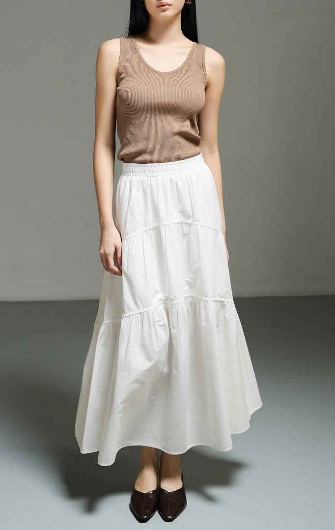 Rok panjang wanita model maxi flared warna putih (white gathered flared maxi skirt) Okeanos Skirt dengan konstruksi kerut yang anggun, potongan melebar yang jatuh sempurna, serta siluet kasual yang berkelas.