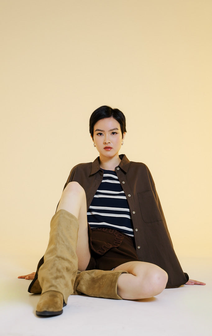 Pakaian wanita model kemeja katun lengan panjang gaya utilitarian dengan saku dada (utilitarian cotton shirt) warna cokelat tua Orlin Top untuk gaya kantor dan kasual.