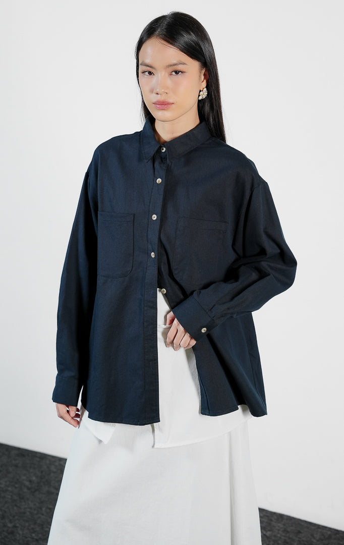 Pakaian wanita model kemeja katun lengan panjang dengan saku dada gaya kerja utilitarian (utilitarian cotton shirt) warna navy Orlin Top untuk gaya kasual profesional.