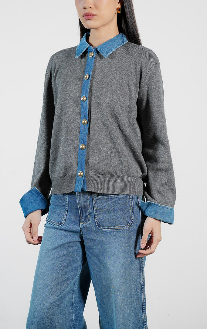 Pakaian wanita model cardigan rajut lengan panjang warna abu-abu dengan detail kerah dan kancing bahan denim indigo (grey denim collar knit cardigan) Osmira Cardigan untuk gaya kasual modern.