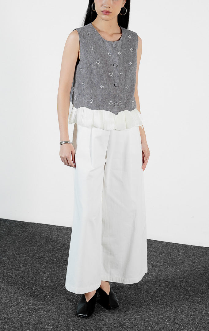 Pakaian wanita model rompi tanpa lengan motif salju dengan detail ujung kerut ruffle warna abu-abu (grey snowflake pattern ruffle hem vest) Ottila Vest untuk gaya kasual modern yang anggun.