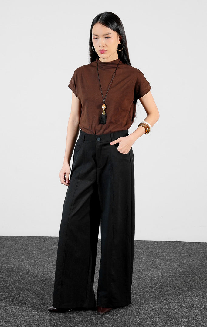Bawahan wanita model celana panjang katun twill potongan lebar (black center-seam wide-leg pants) Ottile Pants dengan detail garis tengah dan siluet modern yang elegan.