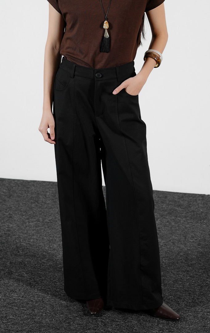 Bawahan wanita model celana panjang katun twill potongan lebar (black center-seam wide-leg pants) Ottile Pants dengan detail garis tengah dan siluet modern yang elegan.