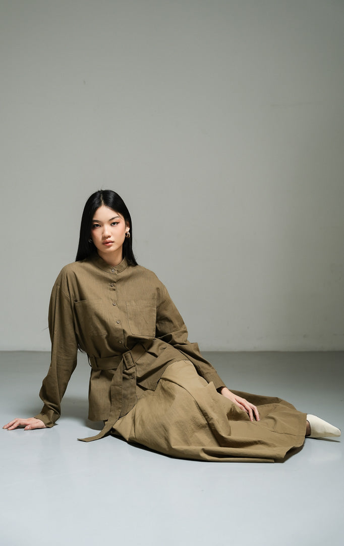 Atasan wanita model kemeja linen lengan panjang warna olive dengan detail ikat pinggang dan saku utilitas (olive utility belted shirt top) Pietro Top yang modis dan terstruktur.