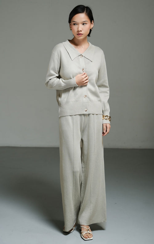 Setelan rajut wanita warna taupe (taupe collared knit co-ord set) Rae Set terdiri dari atasan rajut berkerah dengan kancing depan dan celana panjang serasi berpotongan longgar yang fleksibel serta nyaman.