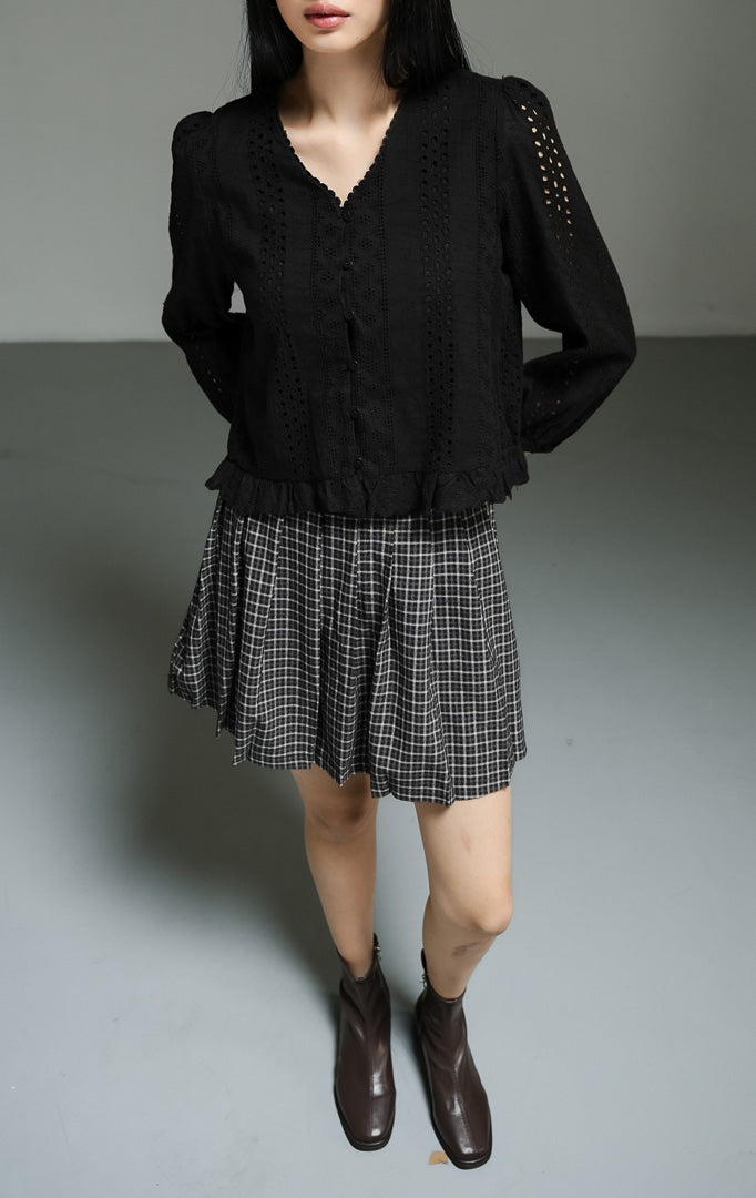 Blus wanita lengan panjang warna hitam (black broderie anglaise eyelet blouse) Rexana Top dengan detail sulam tembus pandang yang rumit, bahan katun berkualitas, serta potongan siluet modern yang elegan.