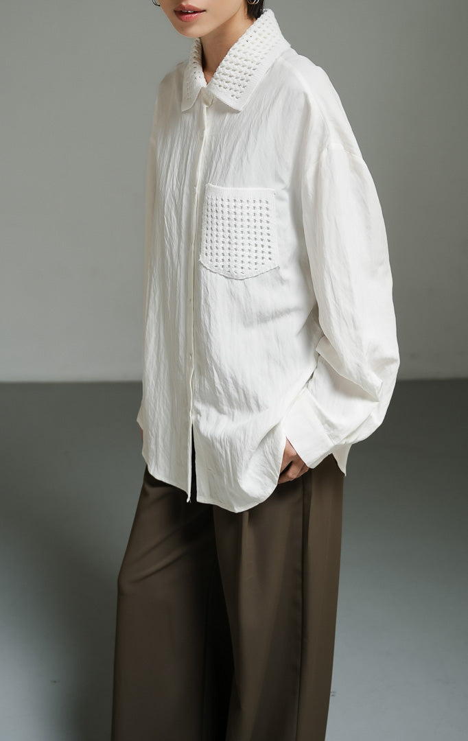 Kemeja wanita lengan panjang warna putih (white chunky open-work crochet shirt top) Ripley Top dengan konstruksi rajut tebal bertekstur, penutup kancing depan, serta saku fungsional bergaya utilitas.