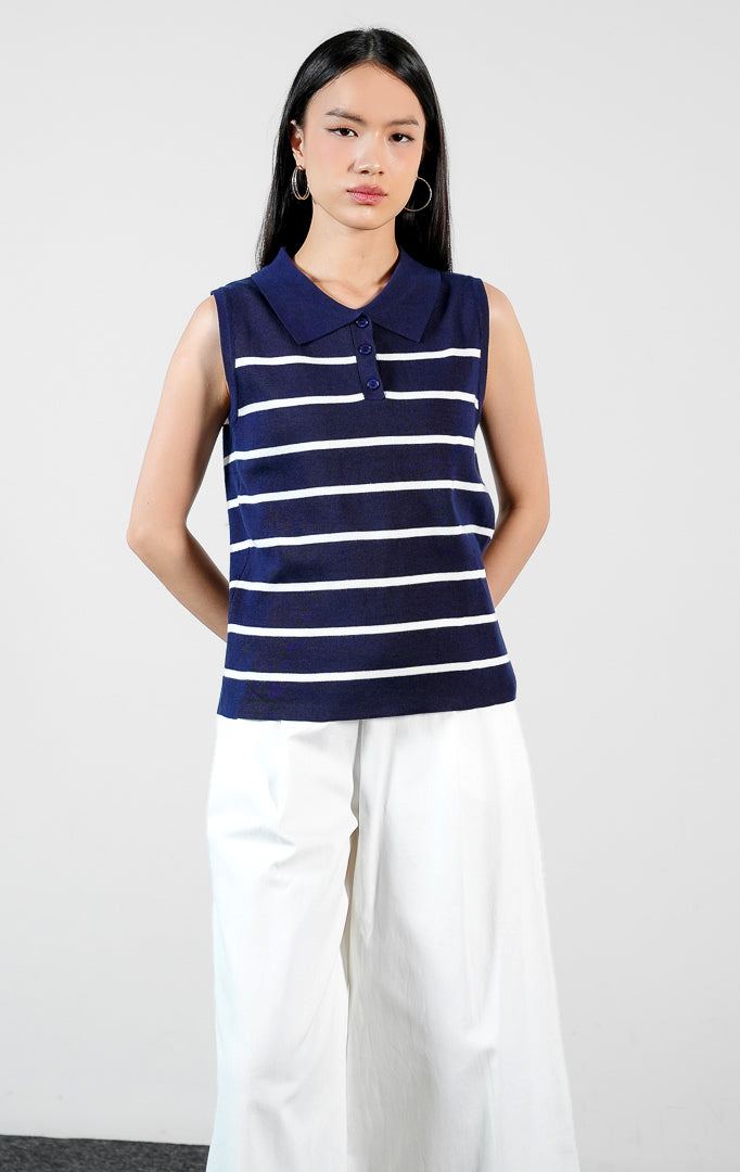 Pakaian wanita model atasan rajut tanpa lengan motif garis ala Breton (Breton striped sleeveless knit top) warna dasar navy Saira Top untuk gaya kasual chic bergaya Prancis.