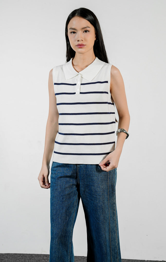 Pakaian wanita model atasan rajut tanpa lengan motif garis ala Breton (Breton striped sleeveless knit top) warna dasar putih Saira Top untuk gaya kasual chic bergaya Prancis.