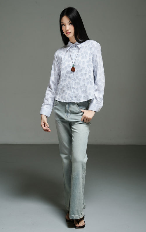 Kemeja wanita lengan panjang motif kombinasi floral dan garis warna biru (blue floral stripe button-up top) Serena Top dengan kerah klasik, bahan katun yang ringan, serta kancing depan penuh.