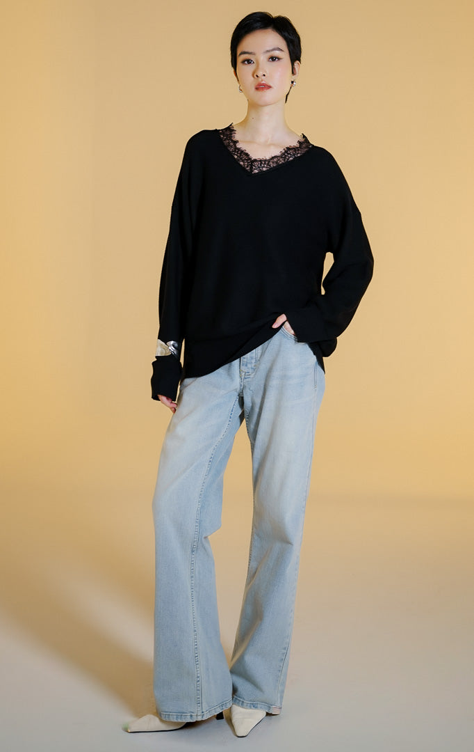 Pakaian hangat wanita model sweter rajut lengan panjang kerah V dengan hiasan renda di bagian leher (eyelash lace v-neck knit sweater) warna hitam Sevile Sweater untuk gaya kasual anggun.