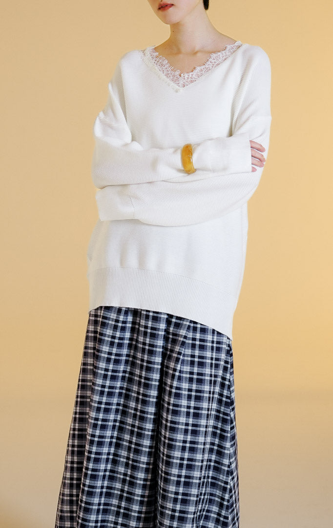 Pakaian hangat wanita model sweter rajut lengan panjang kerah V dengan hiasan renda di bagian leher (eyelash lace v-neck knit sweater) warna putih Sevile Sweater untuk gaya kasual anggun.
