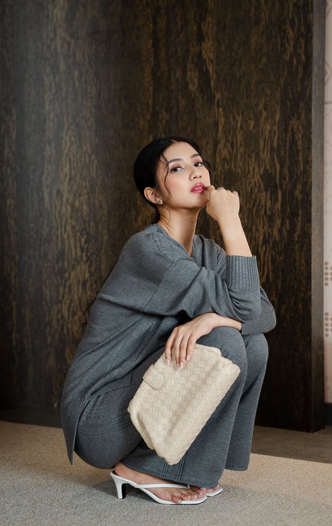 Pakaian setelan wanita bahan rajut (matching knit set) atasan sweater kerah V lengan panjang dengan belahan samping dan bawahan senada warna abu-abu SF Artsy Set untuk gaya kantor dan kasual anggun.