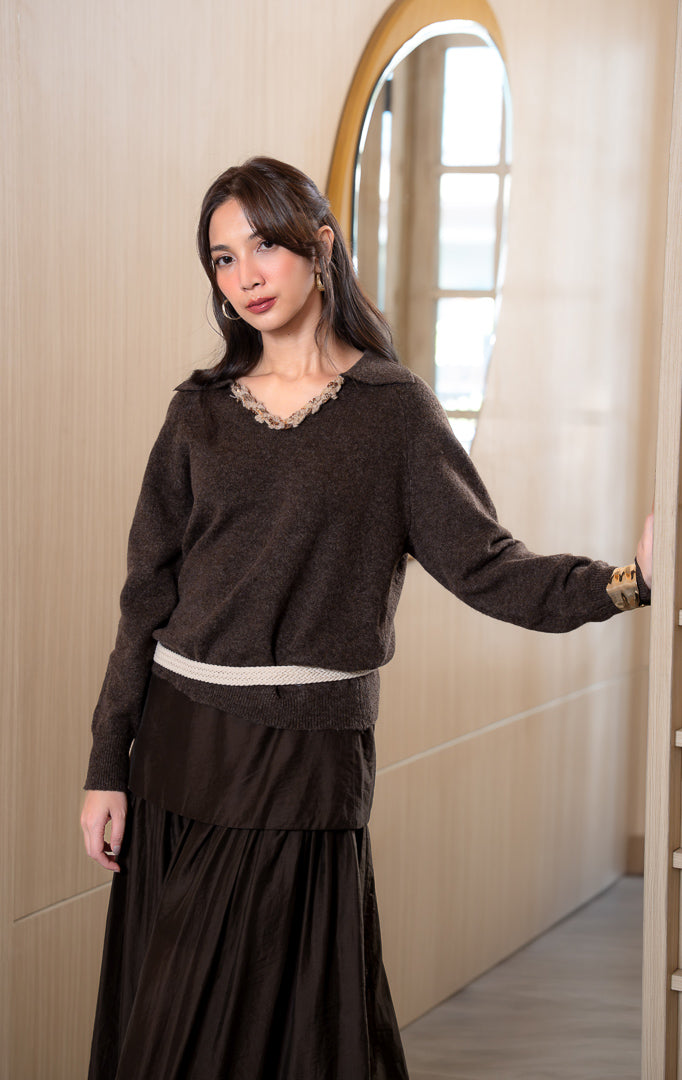 Pakaian atasan wanita model sweter rajut elastis (stretch knit) lengan panjang dengan hiasan kepang manik-manik emas (gold sequin braided trim) warna cokelat tua SF Axerion Sweater untuk gaya kantor dan acara malam anggun.