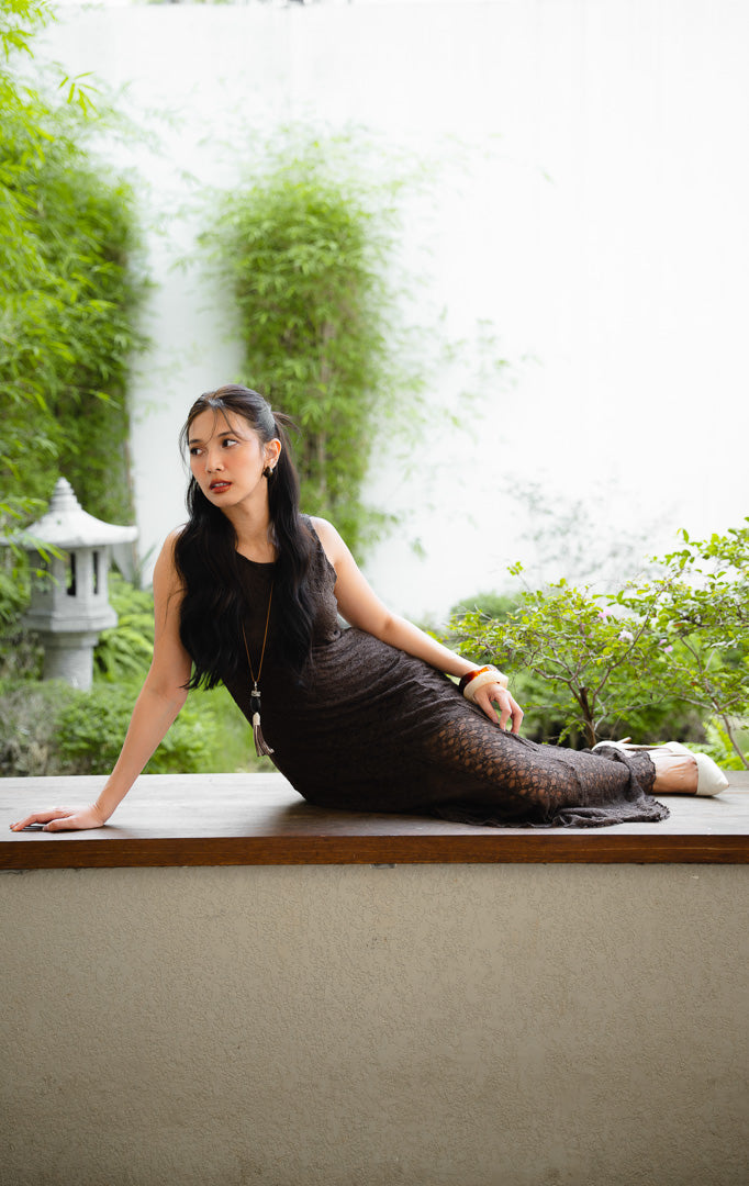 Pakaian gaun wanita tanpa lengan (sleeveless dress) dengan lapisan renda bermotif elegan (lace overlay) berfuring penuh dan bahan fleksibel warna cokelat tua SF Cherlyne Dress untuk gaya kantor dan acara malam anggun.