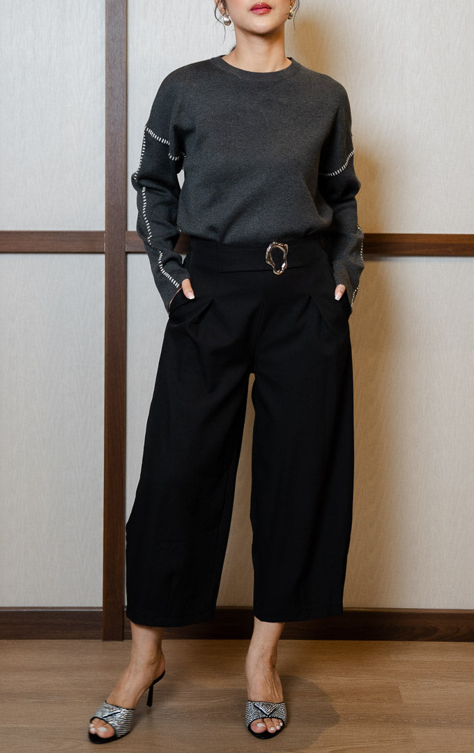 Pakaian bawahan wanita model celana panjang potongan lebar melengkung (barrel leg pants) dengan aksen gesper logam di pinggang (metal buckle waistband) warna hitam SF Cordelia Pants untuk gaya kantor dan kasual anggun.