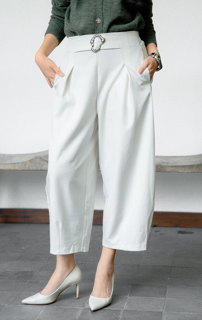 Pakaian bawahan wanita model celana panjang potongan lebar melengkung (barrel leg pants) dengan aksen gesper logam di pinggang (metal buckle waistband) warna ivory SF Cordelia Pants untuk gaya kantor dan kasual anggun.