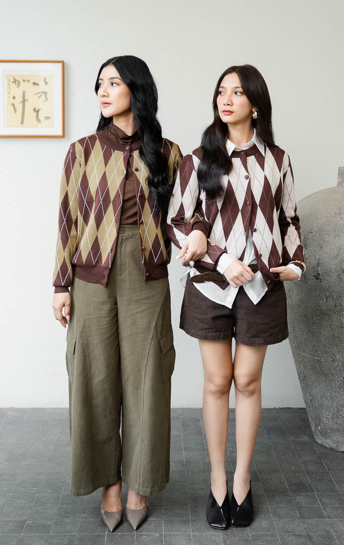 Pakaian luaran atasan wanita model kardigan rajut leher bulat (round-neck knit cardigan) bermotif argyle klasik bertekstur lembut dan elastis dengan kancing depan warna hijau olive SF Delysia Sweater untuk gaya kantor dan kasual anggun.